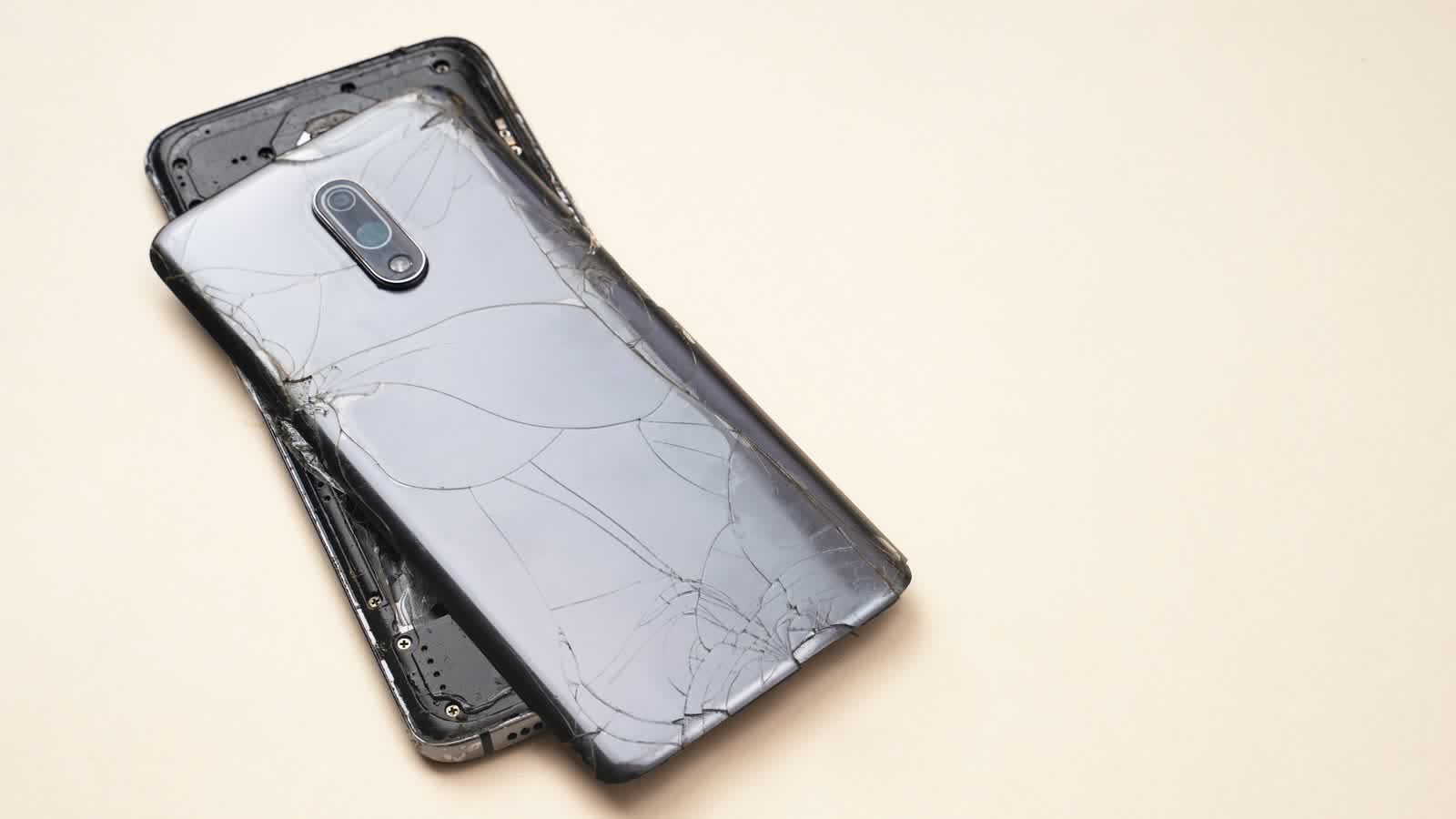 Ekranı kırılmış cep telefonu: ayıplı ürün